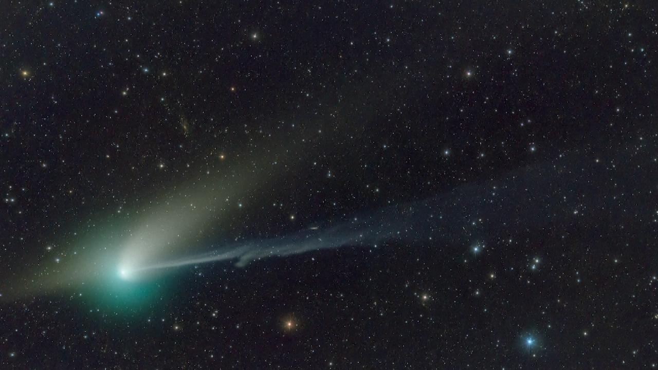 硬核推荐（流浪地球2）绿色星球彗星监测，gta绿色彗星，朝闻天下，www.aae.ink，万年等一回！绿色彗星即将飞掠地球 或肉眼可见，_Aae_Source