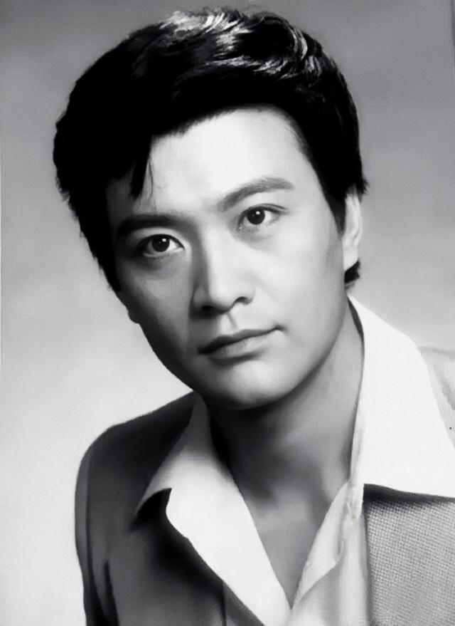 80年代风头无双的周里京，他的“沉没”，是娱乐圈的悲哀与损失
