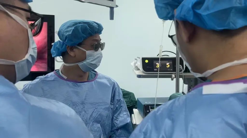 蔡金贞(中)正在为患者利用腹腔镜做肝脏剥离.