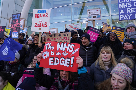 2023年1月18日，英国伦敦，罢工的护士在伦敦市中心游行。来自皇家护理学院工会的护士要求提高工资并改善工作条件。