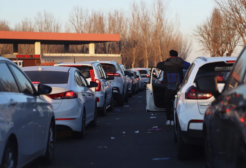 2023年1月27日，河南省周口市，车辆在高速服务区排队加油。当日是春节7天长假最后一天，各地高速公路迎来返程车流高峰。视觉中国供图