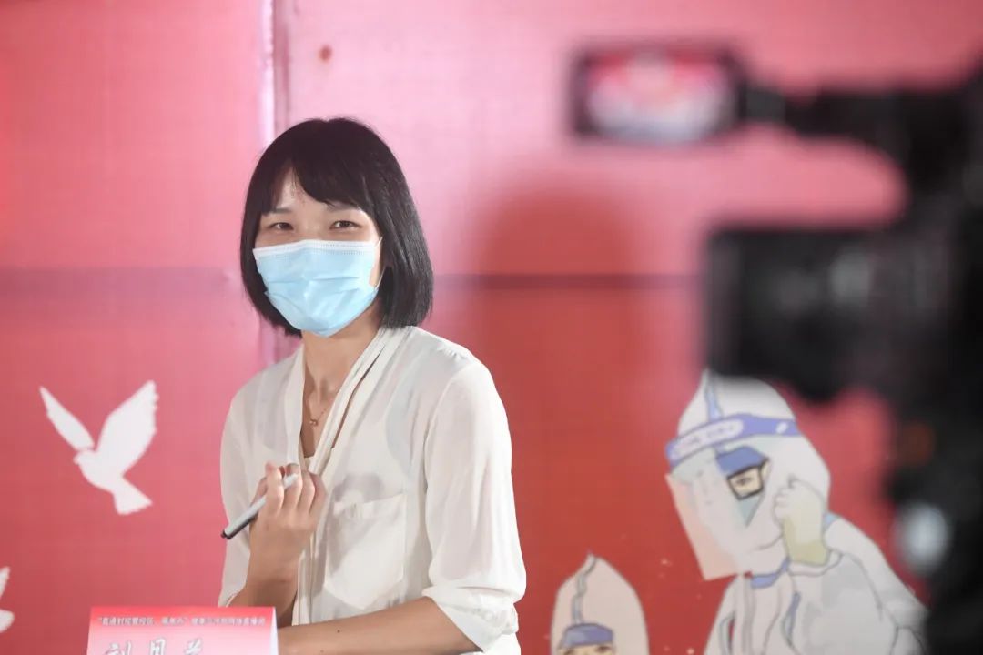2021年9月23日，泉港第一中学心理咨询老师刘月兰在直播间为群众开展心理咨询。林善传 摄