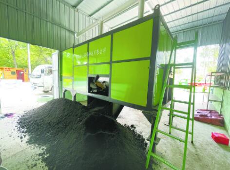 青海净土环保科技有限公司的有机肥生产设备。摄影：殷树春
