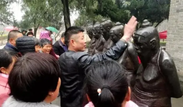 男子拿铁门狂砸景区