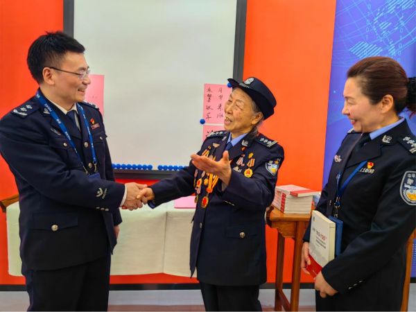 湖南省永州市副市长,公安局局长车丽华陪同老英模王恩琴参观警史陈列