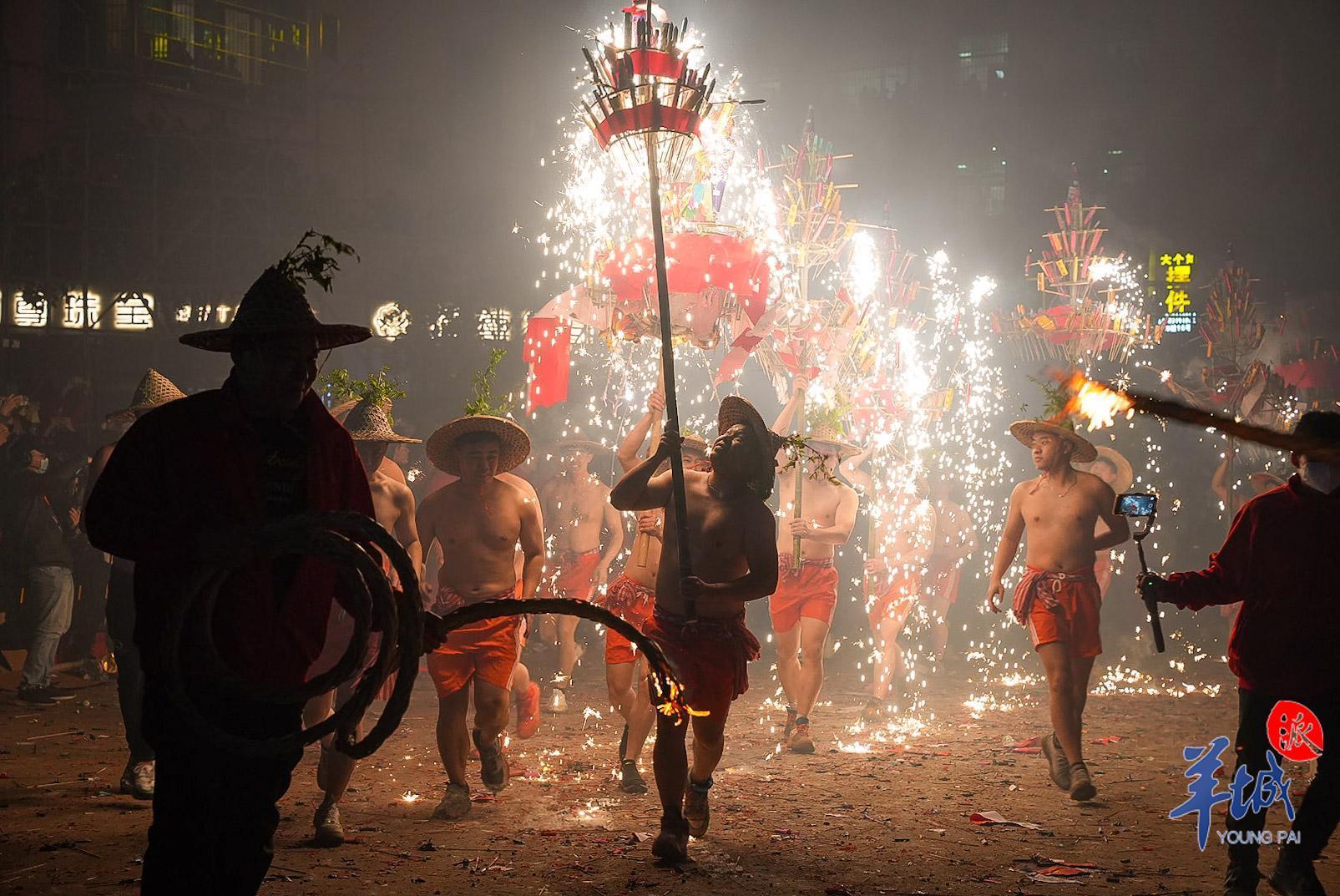 【中英双语】烟花爆竹声中,“营火龙”喜庆佳节|揭阳市|非遗_新浪新闻