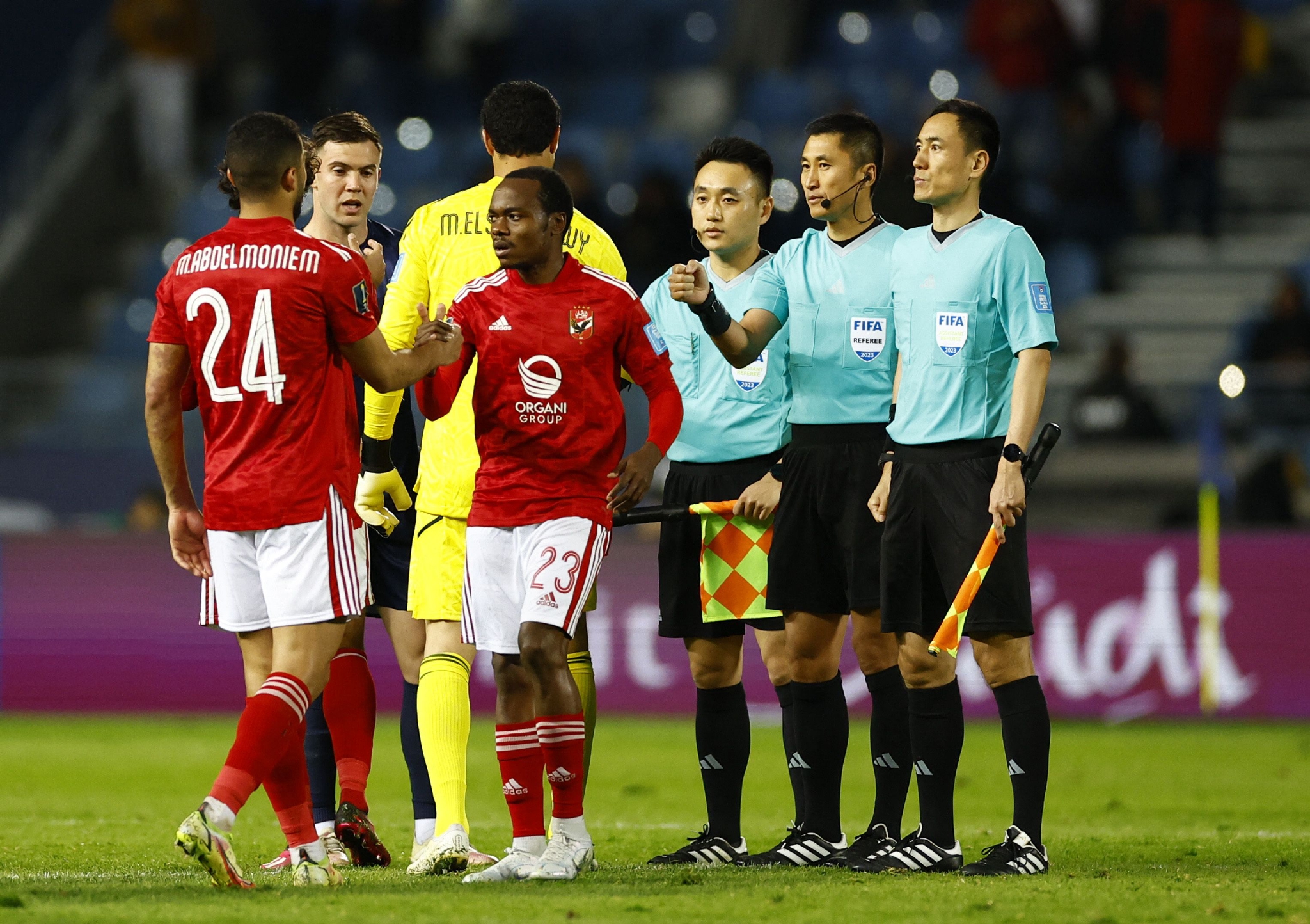 足球中国裁判组首次执法世俱杯