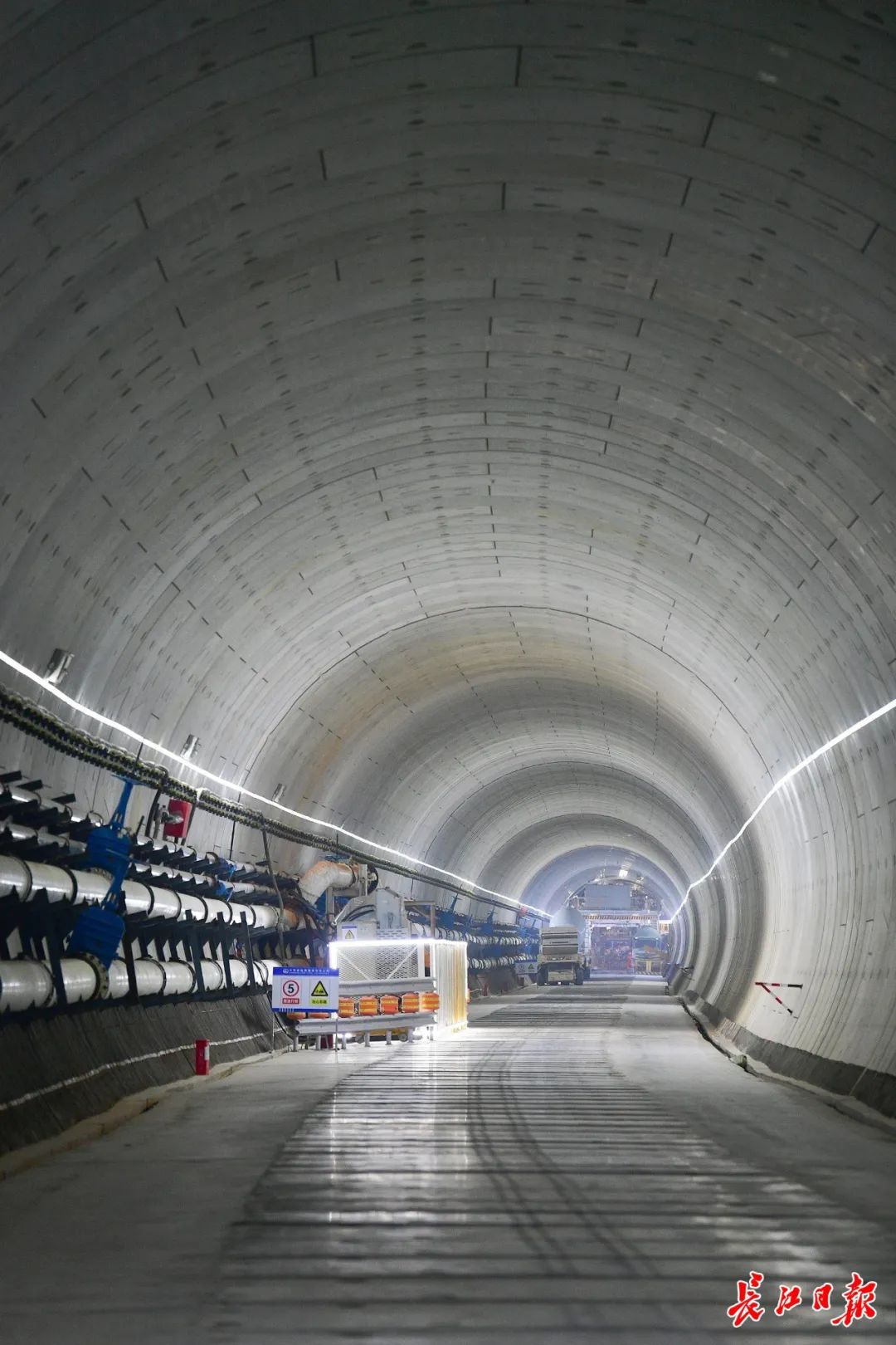 国博中心南站至凌吴村站越江区间,下部结构已初步完成的隧道内部.