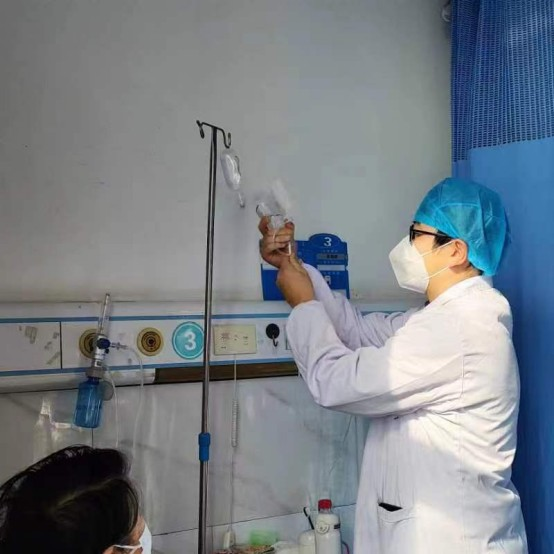 孟令旗在护士指导下更换药水。亳州职业技术学院团委供图