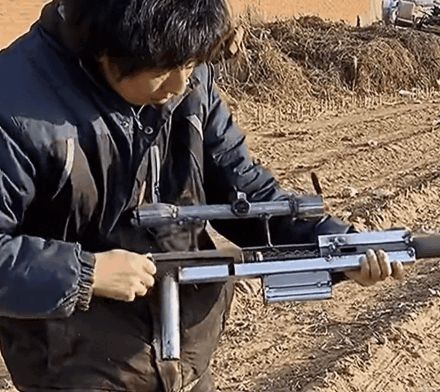甚至带有缓冲枪托和枪口制退器,把二踢脚塞进去后甚至还能一推大栓