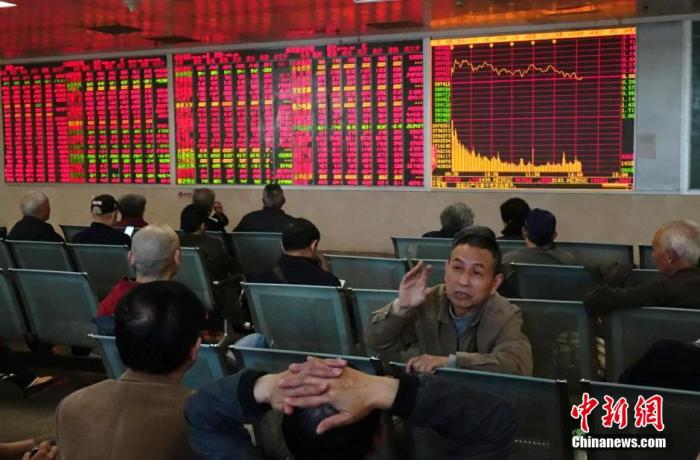 资料图：成都某证券交易大厅内的老股民们正在谈股论经。中新社记者 刘忠俊 摄