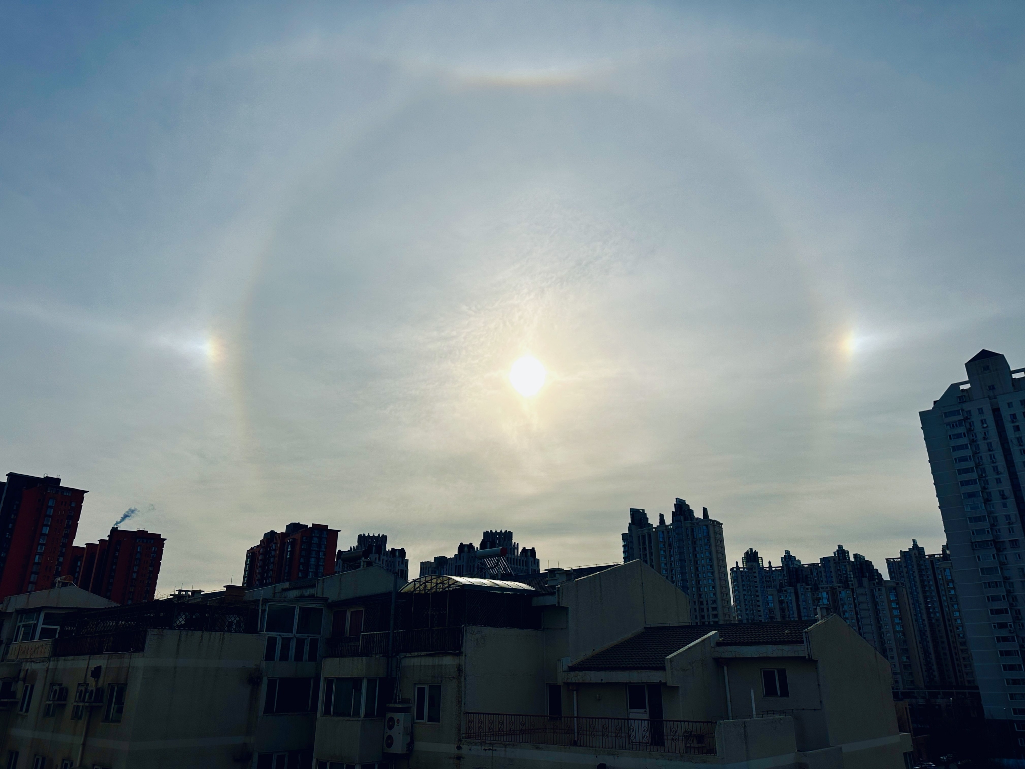 今天北京天空很“热闹”,幻日、22°晕、环天顶弧“组团”登场_手机新浪网