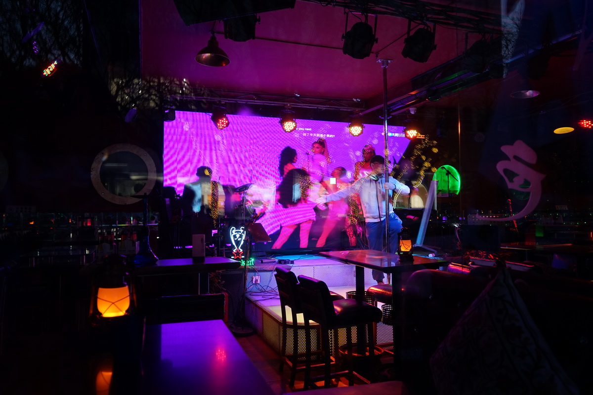 1月31日晚,北京三里屯,部分酒吧继续营业,客人在舞台上"发疯".