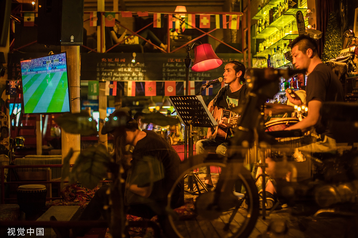 2018年6月14日,北京,世界杯开幕,三里屯后海等酒吧驻唱演出陪伴观看