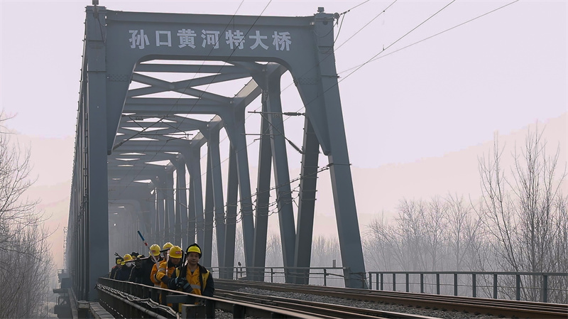 新春走基层丨黄河大桥上的春运换轨战