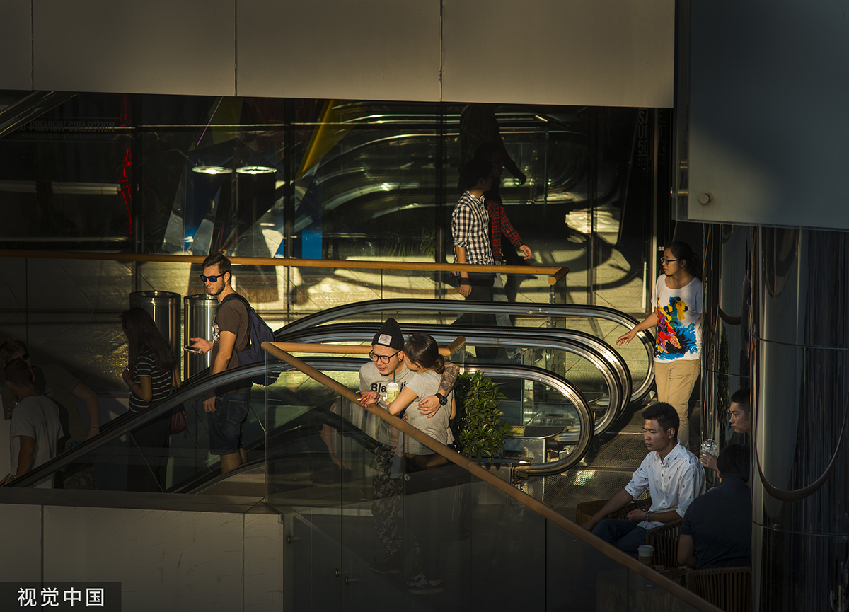 2015年9月19日,三里屯酒吧,俊男靓女们在这里爱意萌动.