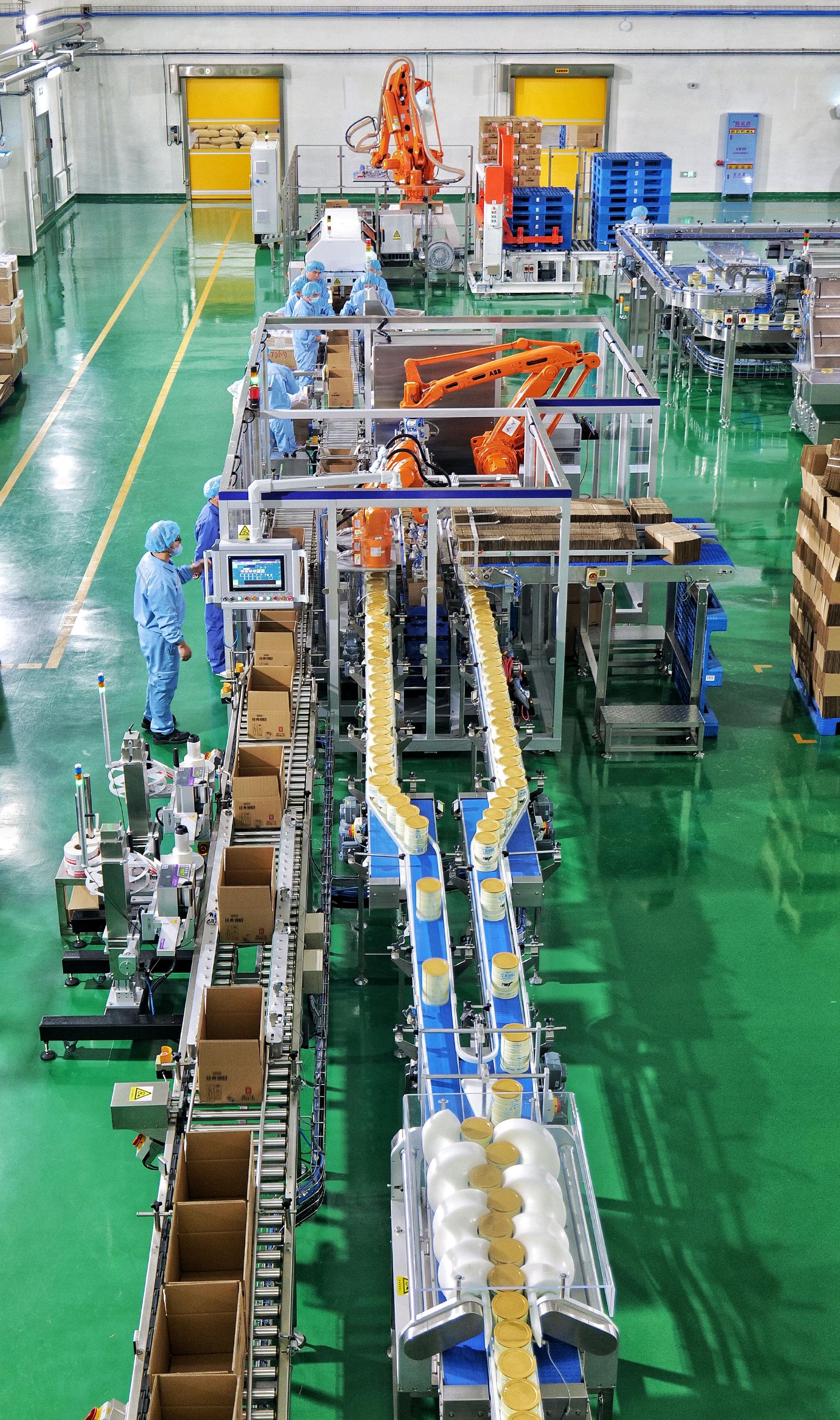 细细粉末,通过全自动灌装与抽真空充氮封口生产线完成奶粉罐(包)成品