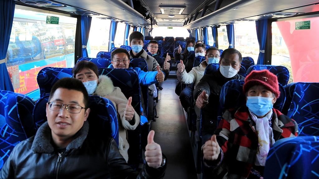 2023年1月30日,江苏连云港,赣榆区返锡返岗人员坐上免费"直通车".