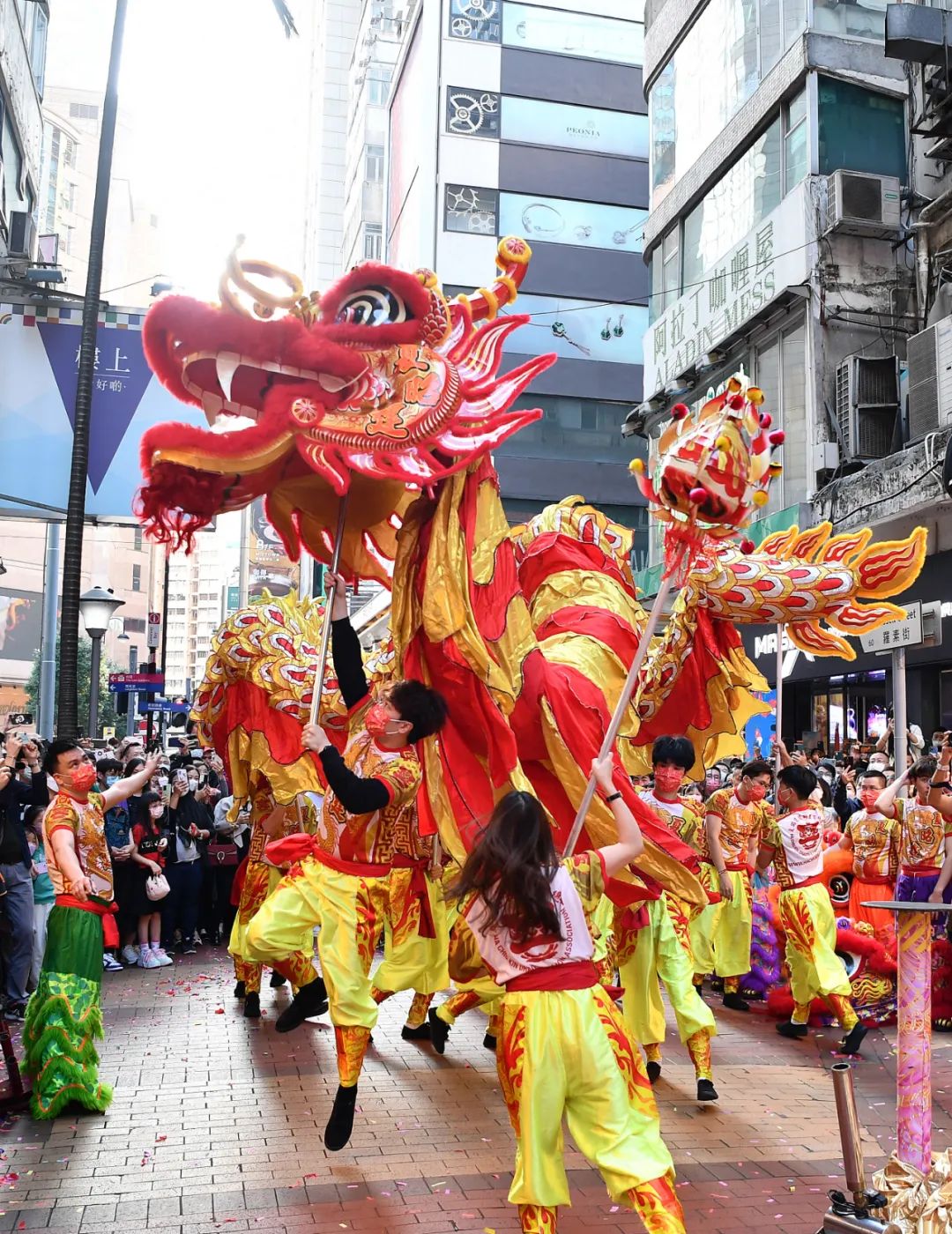 1月22日,香港湾仔街头举行舞龙表演,庆贺新春.新华社发