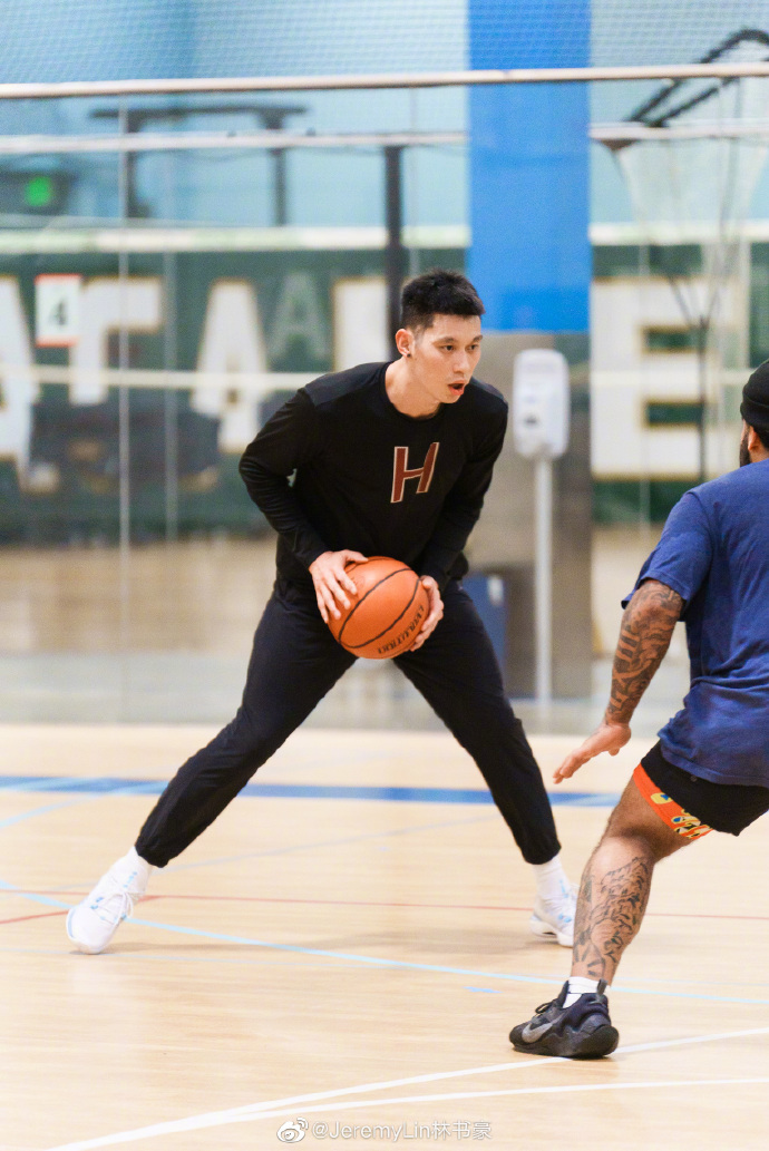 林书豪在微博晒出了自己的训练图