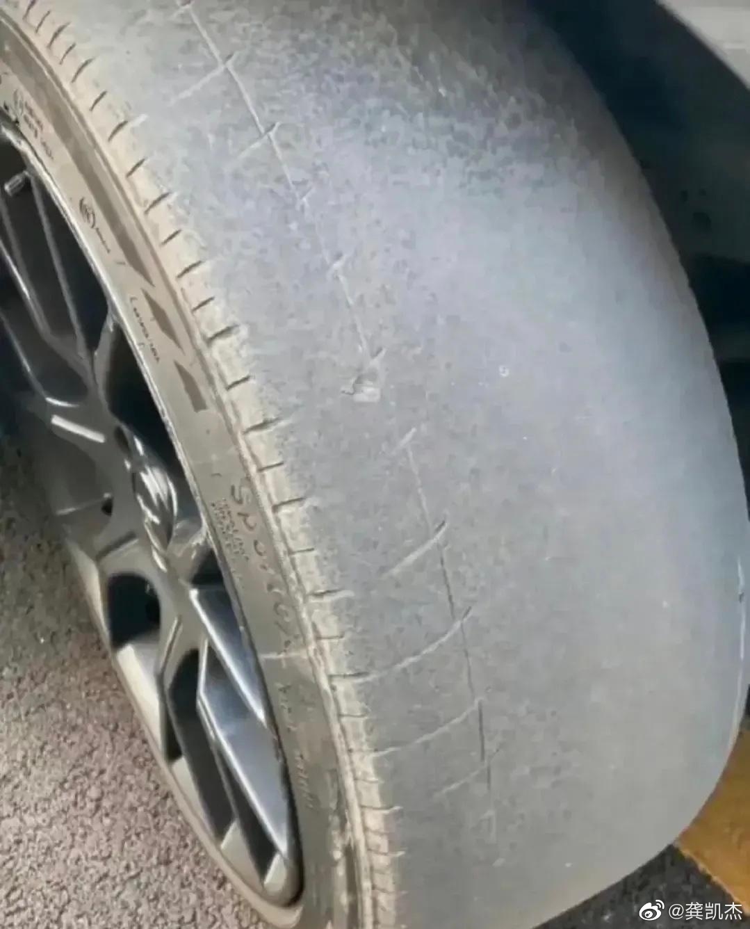 这是滤镜加磨皮的效果吗否则谁还敢开这样的车啊