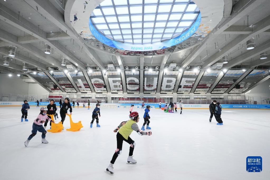 　　游客在“冰立方”冰上运动中心滑冰（2月1日摄）。新华社记者 鞠焕宗 摄