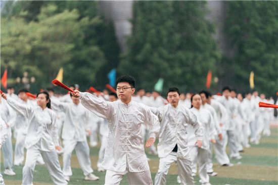 中国石油大学（华东）学生在2022年校运会上进行太极功夫扇表演。赵延敏/供图