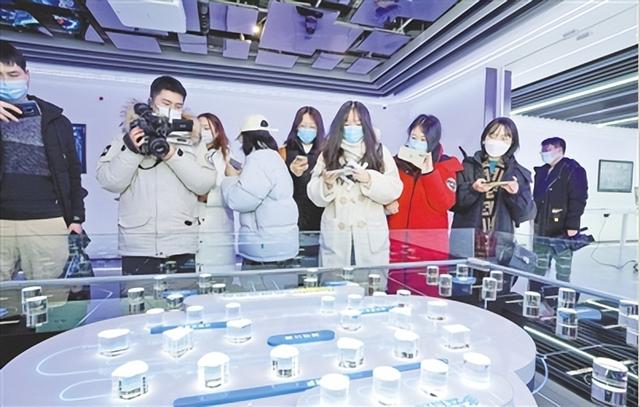 採訪團採訪黃河科技集團總部項目