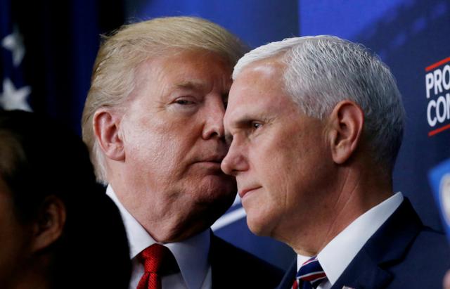 美国前总统特朗普和前副总统彭斯(右)(资料图)