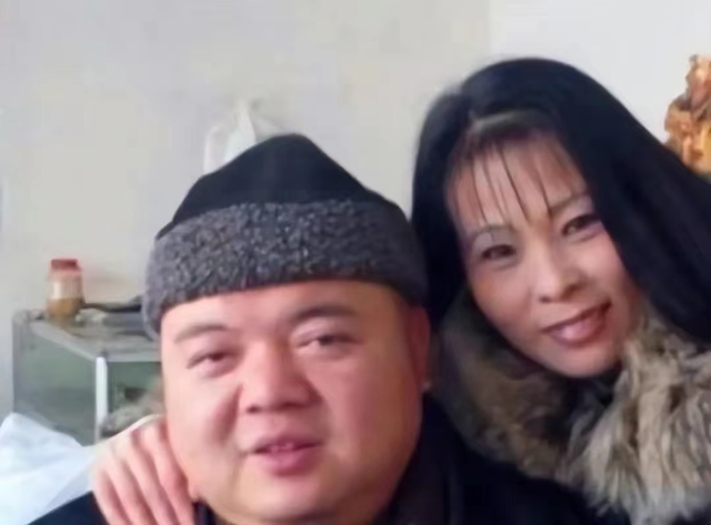 49岁谢宁喜得8斤大孙女笑开怀!宝宝脸通红模样可爱,神韵像爷爷