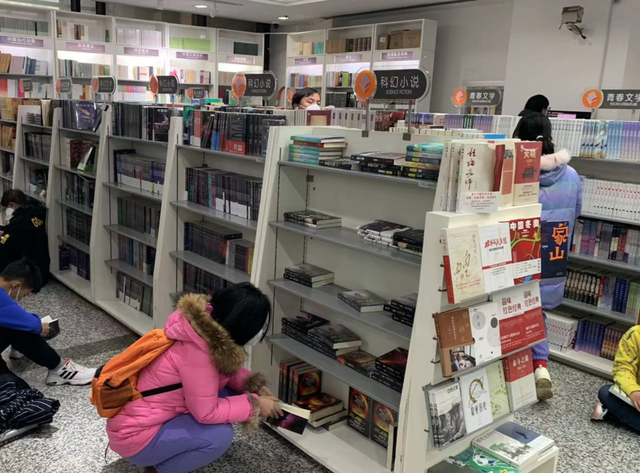 北京图书大厦二层的科幻小说区，《三体》所在书架库存不多。图源：北京日报客户端