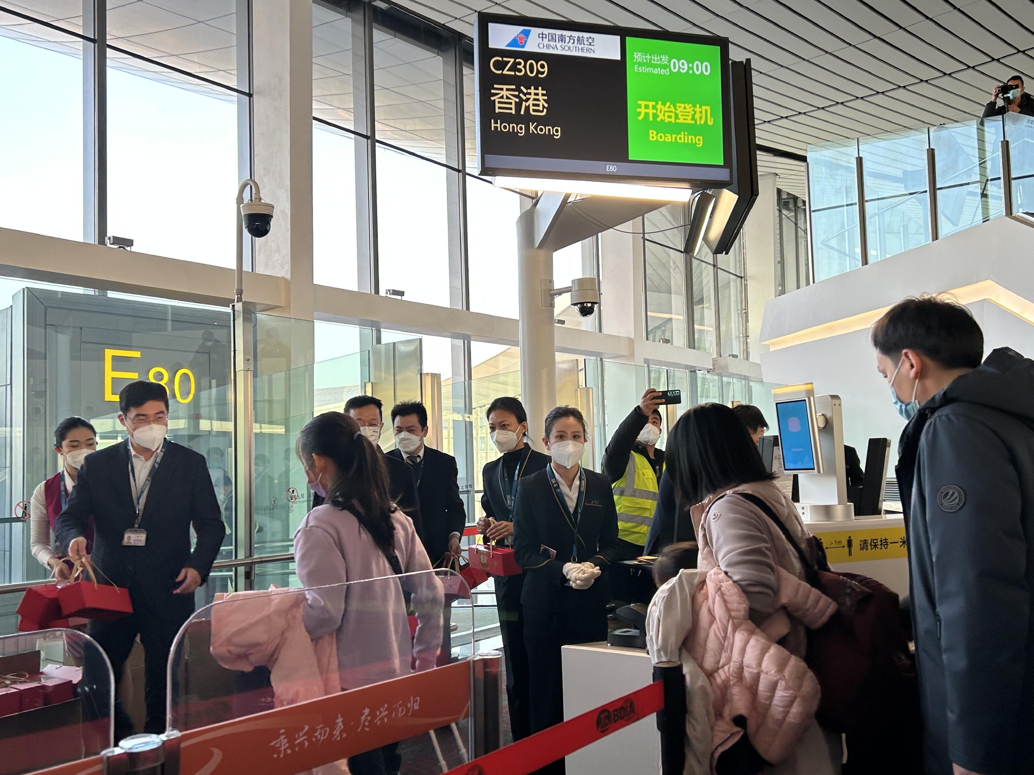 全面恢复内地与港澳往来,生活回到原来的样子 | 新京