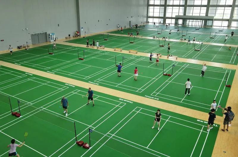 市民在西安奥体中心羽毛球馆内锻炼大力发展群众体育事业,举办西安