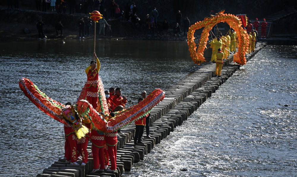 春节期间,浙江温州泰顺县仕阳镇仕水碇步的"碇步龙"表演.受访者辜图