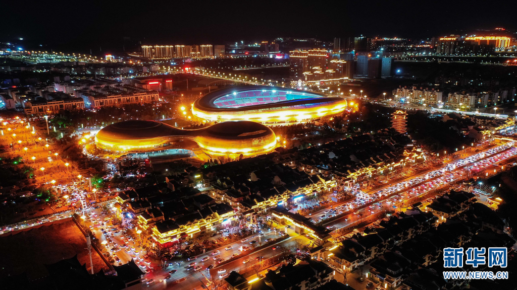 云南曲靖上千架无人机灯光秀点亮城市夜空|无人机_新浪新闻