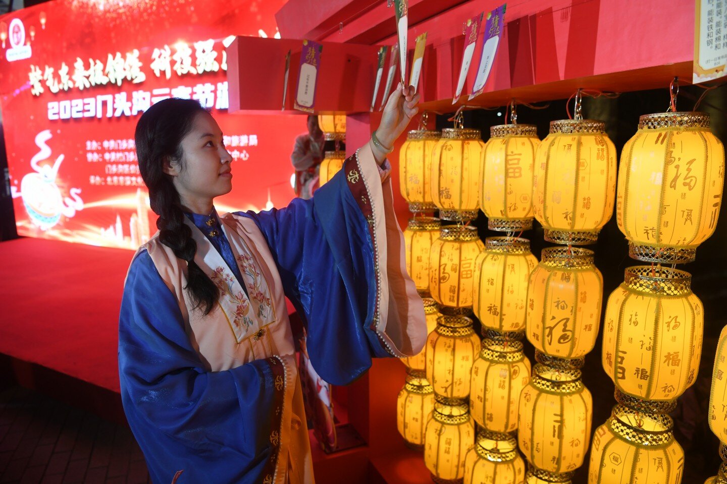 游客在猜灯谜.新京报记者 王颖 摄