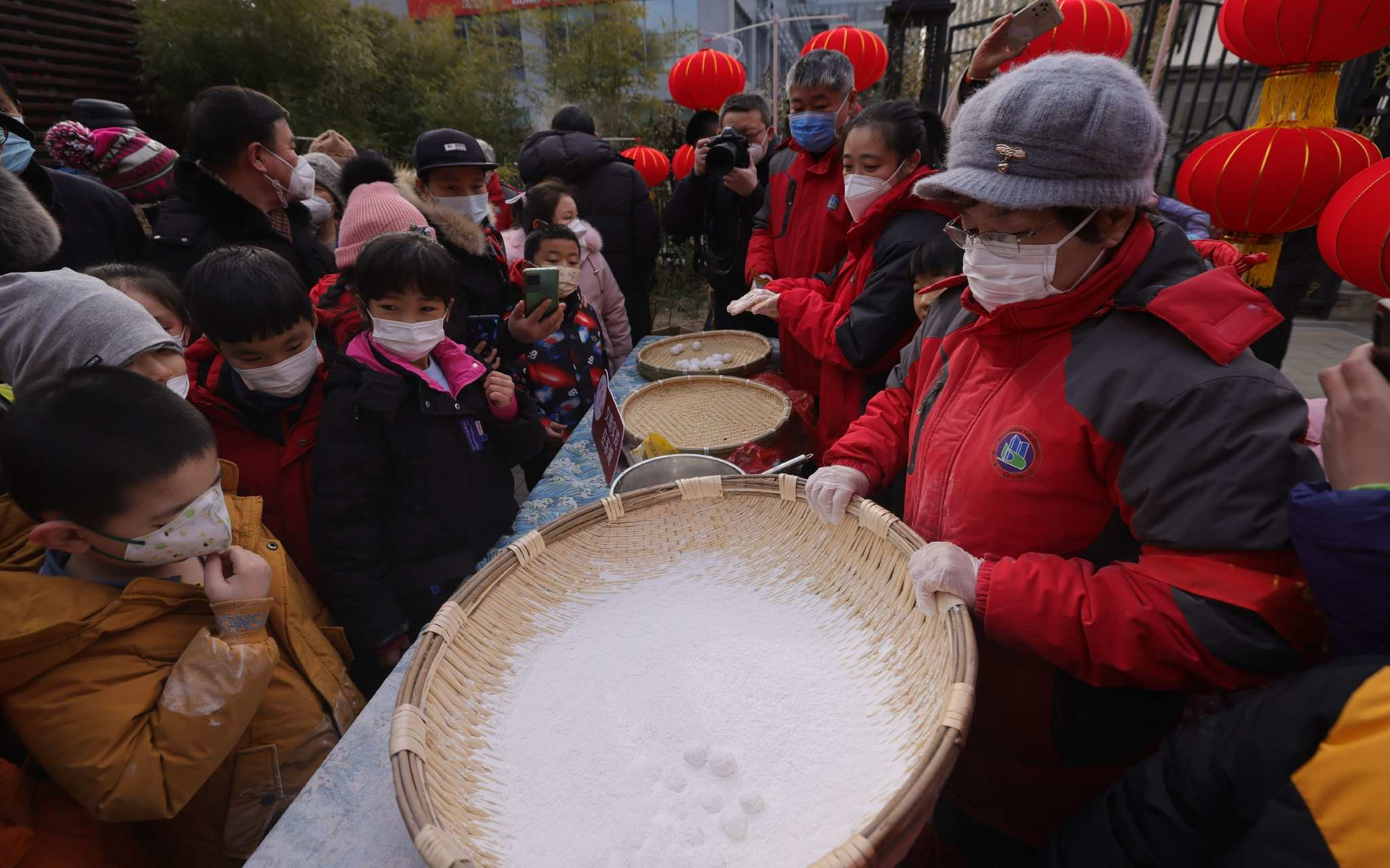 摇元宵、制兔灯、猜灯谜,东城区这两个街道花样庆佳节_手机新浪网