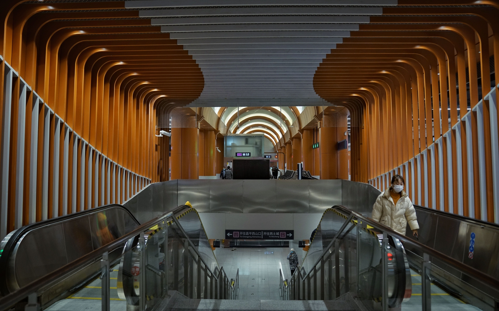 昌平线南延六道口站，乘客乘坐扶梯走上站厅层。新京报记者 薛珺 摄