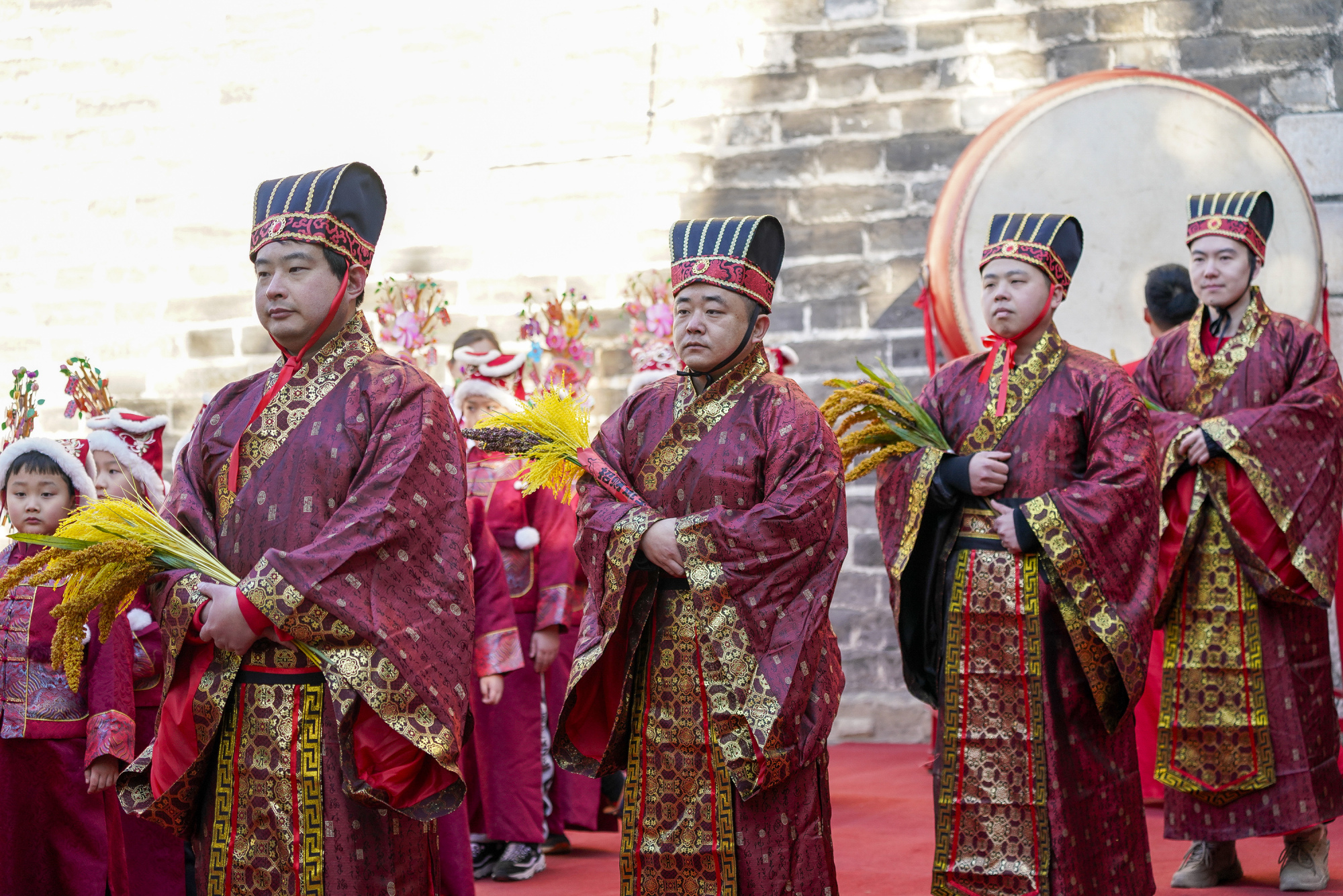 伴随着击鼓声,24位春娃,抬着春牛的4位轿夫和8名礼仪官进入古