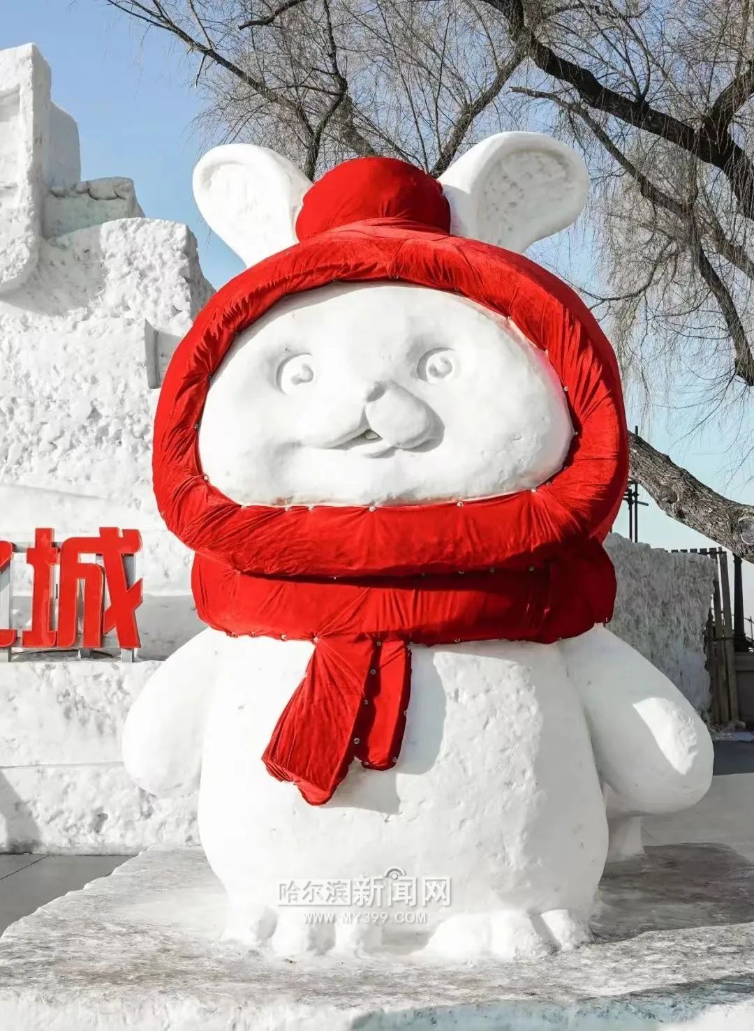 福兔狂鲨雪熊斯大林公园创意雪雕成为松花江畔亮丽的风景