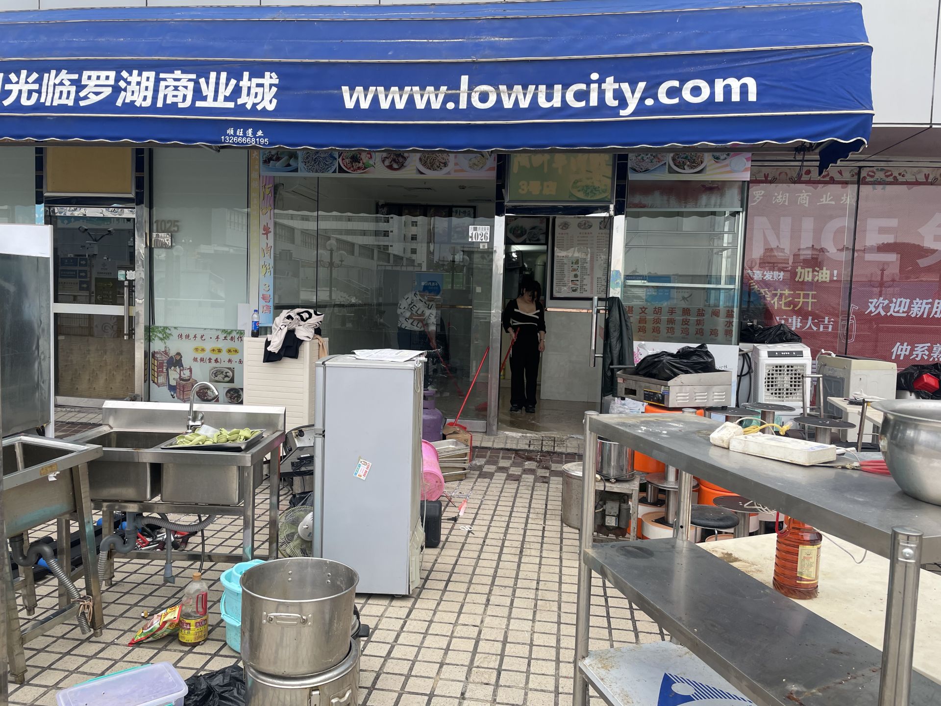 “港人北上消费第一站”罗湖商业城现场直击：环境卫生大扫除，迎通关如迎过年