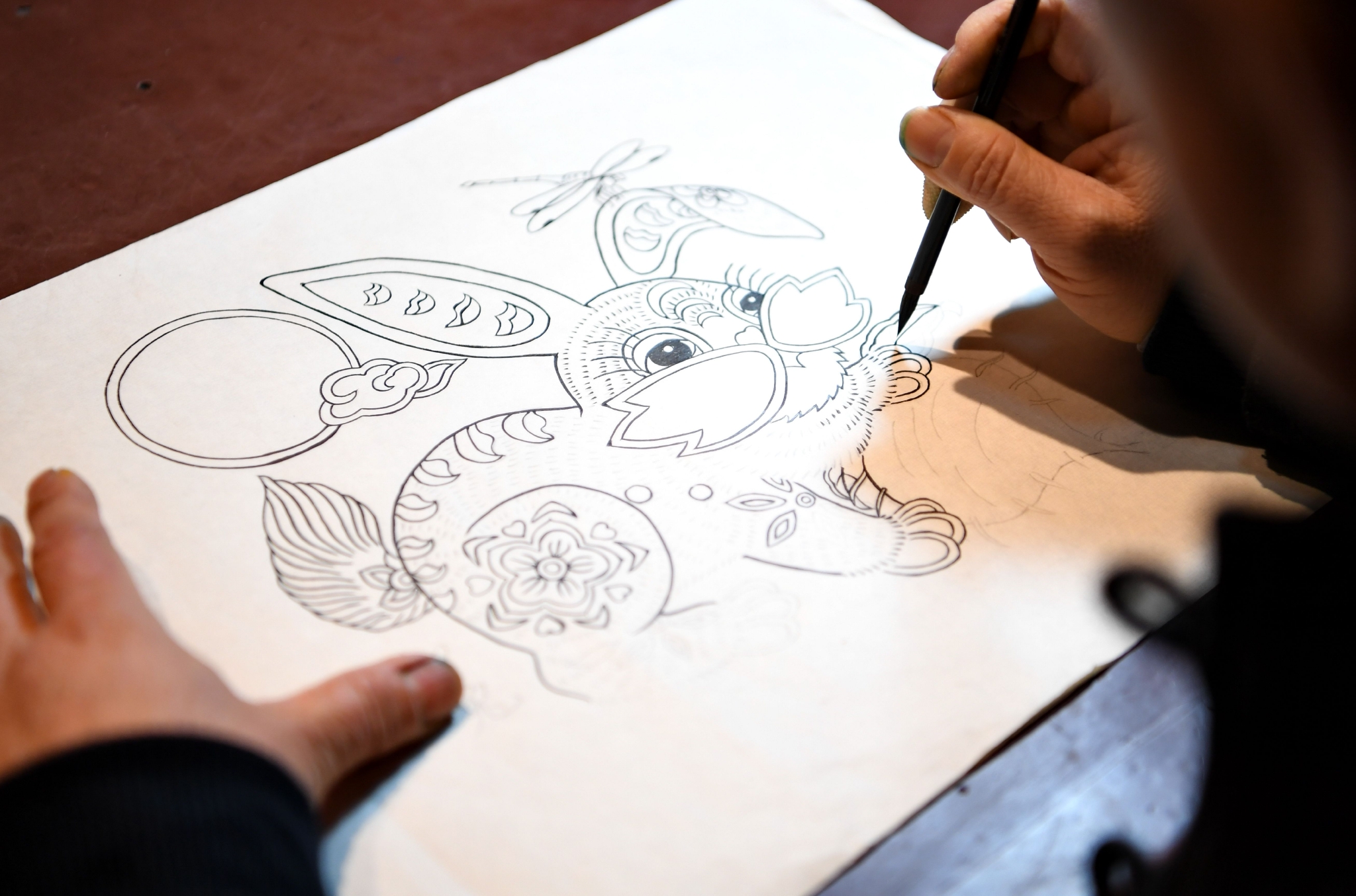 摄2月3日,河北省武强县一家数控企业的工作人员使用数控机床制作年画