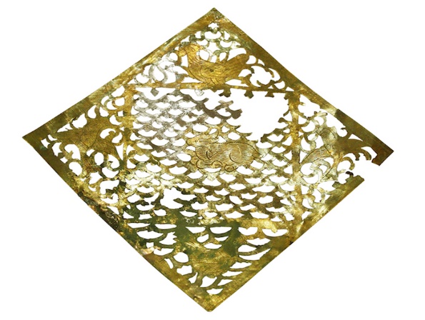 镂有宝鸡与玉燕的金银春胜 河北定州静志寺塔地宫出土