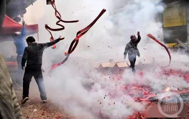 福建某地满街随意燃放鞭炮,官方:传统民俗节日群众自行燃放
