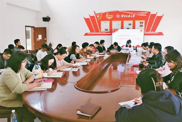 图为2022年11月15日，云南民族大学团委召开会议，专题学习党的二十大精神。 云南民族大学团委供图