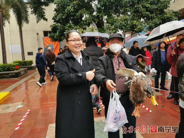 套到了鸭子等礼品满载而归 通讯员 许爱文 摄