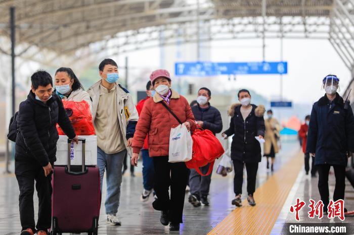 图为旅客在九江站有序上车。 高晋 摄