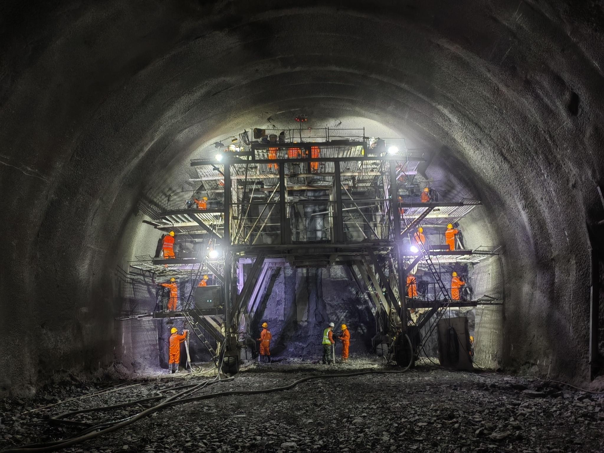 重黔铁路白马山隧道里,建设者正在加紧施工.受访者供图