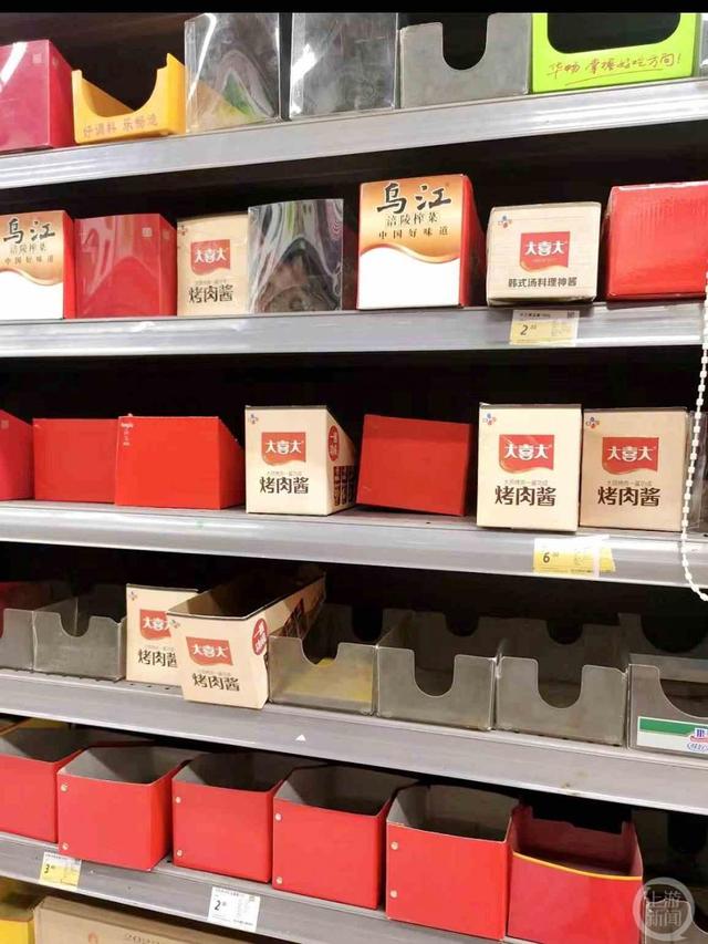 哈尔滨一家乐福超市内货架摆放着大量空盒。 图片来源/受访者提供