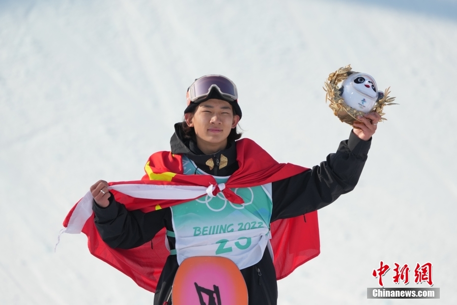 北京2022年冬奥会单板滑雪男子大跳台决赛,中国选手苏翊鸣获得冠军.